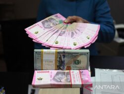 Pada Jumat pagi, Rupiah menguat menjadi Rp15.825 per dolar AS.