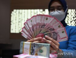 Para investor menunggu dan melihat sikap FOMC, Rupiah menguat