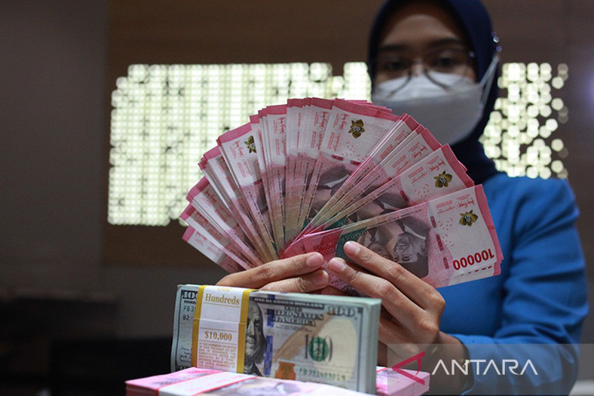 Para investor menunggu dan melihat sikap FOMC, Rupiah menguat