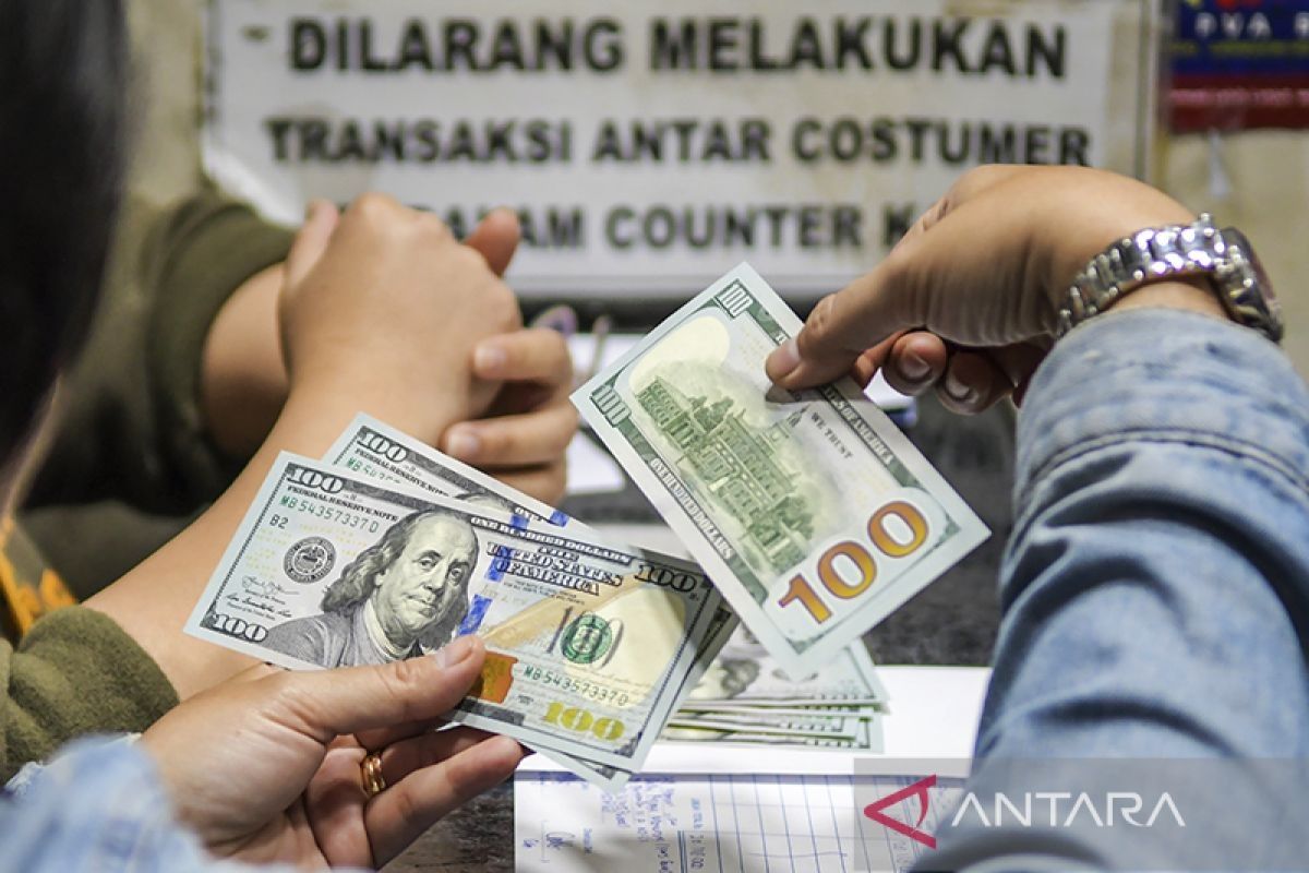 Dolar melemah karena data pasar perumahan AS yang bervariasi