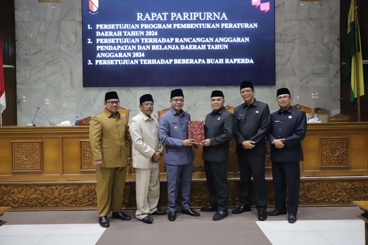 Pemerintah Kabupaten Bandung dan Dewan Perwakilan Rakyat Daerah (DRPD) menetapkan Anggaran Pendapatan dan Belanja Daerah (APBD) 2024 sebesar Rp5,9 triliun