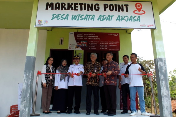 Program EKI diluncurkan oleh OJK Jember di Desa Wisata Arjasa