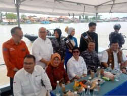 Bank Indonesia dan Tentara Nasional Indonesia Angkatan Laut menelusuri Sungai Musi untuk memberikan layanan penukaran uang