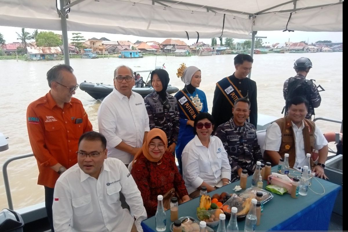 Bank Indonesia dan Tentara Nasional Indonesia Angkatan Laut menelusuri Sungai Musi untuk memberikan layanan penukaran uang