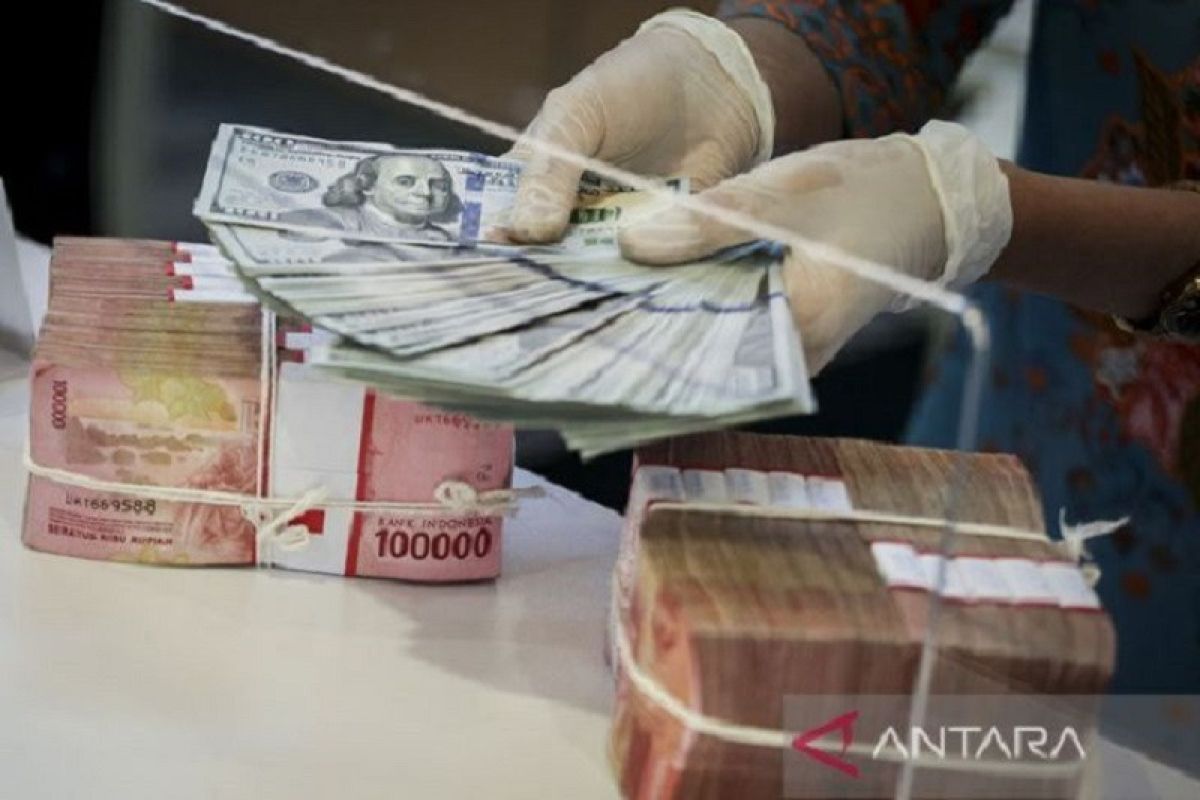 Rupiah melemah menjadi Rp15.705 per dolar AS pada Senin pagi