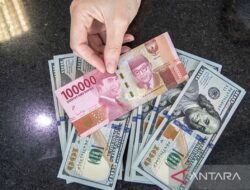 Analis memproyeksikan penurunan tipis nilai tukar rupiah mencapai Rp15.890 per dolar AS.