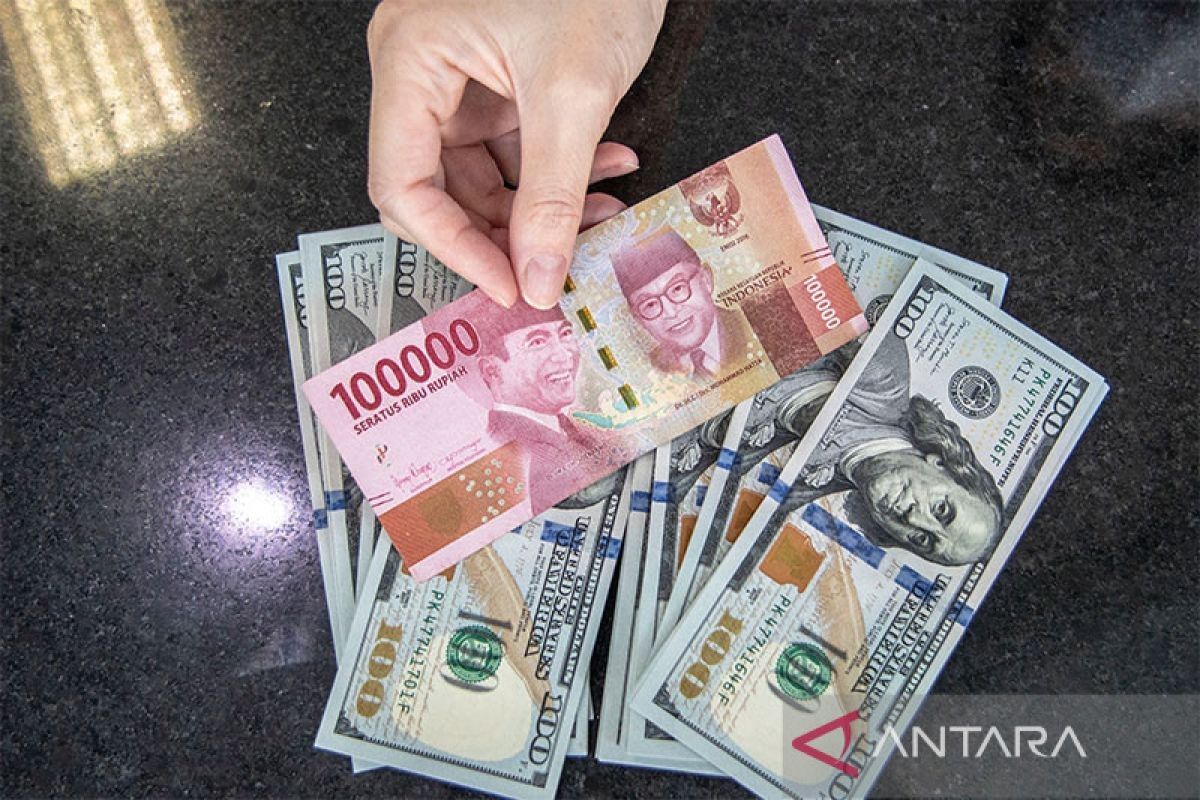 Analis memproyeksikan penurunan tipis nilai tukar rupiah mencapai Rp15.890 per dolar AS.