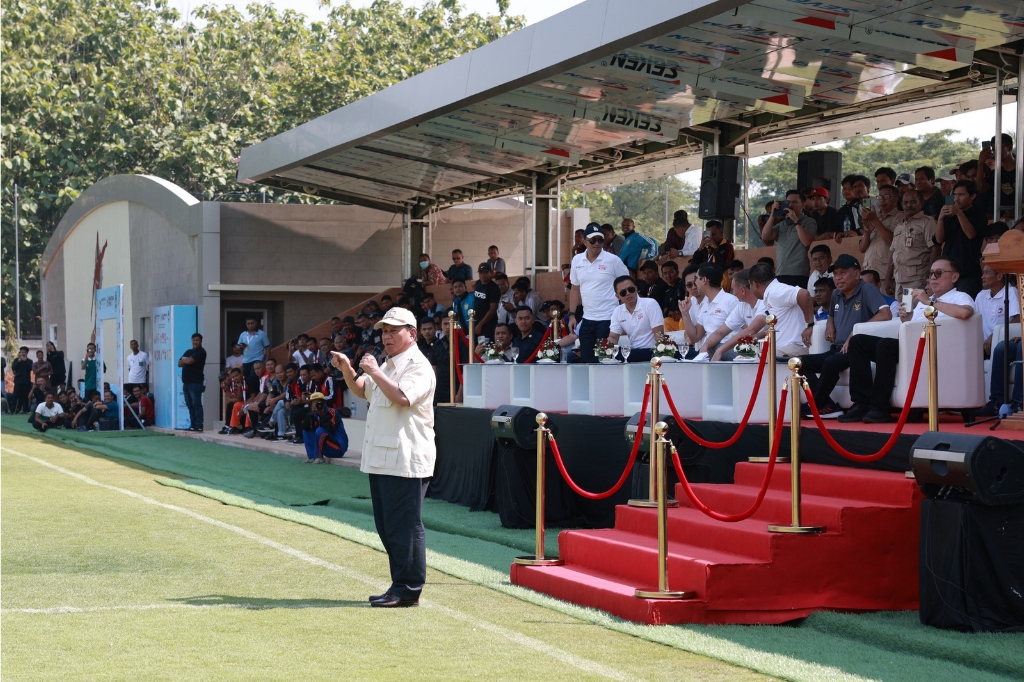 Prabowo Sama-sama Bersama Pemain Garuda Sepak Bola Indonesia Merasakan Terik Matahari