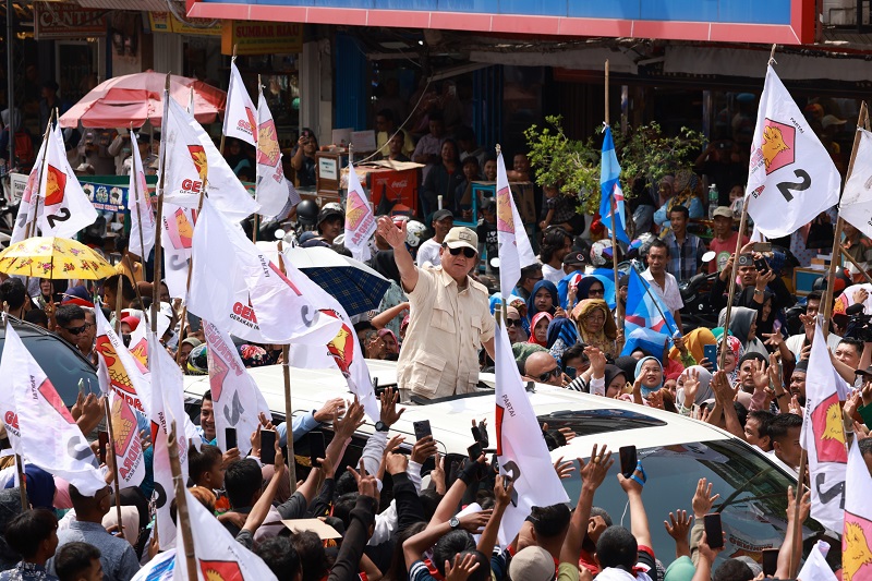 Prabowo Memberikan Kaos kepada Warga Pasar Padang dan Mengucapkan Doa untuk Calon Presiden 2024