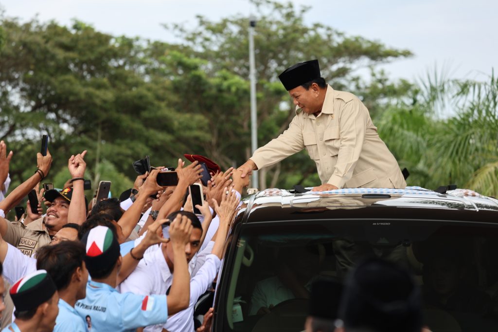 Prabowo Menikmati Kopi Bersama Warga dan Relawan di Kedai Kopi Aceh: Sensasi Terluar Biasa!