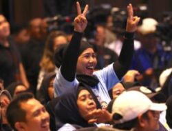 Prabowo Touched by the Enthusiasm of Mother Volunteers in Bandung, Holds Their Hands Firmly