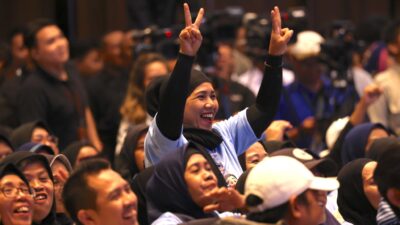 Prabowo Touched by the Enthusiasm of Mother Volunteers in Bandung, Holds Their Hands Firmly