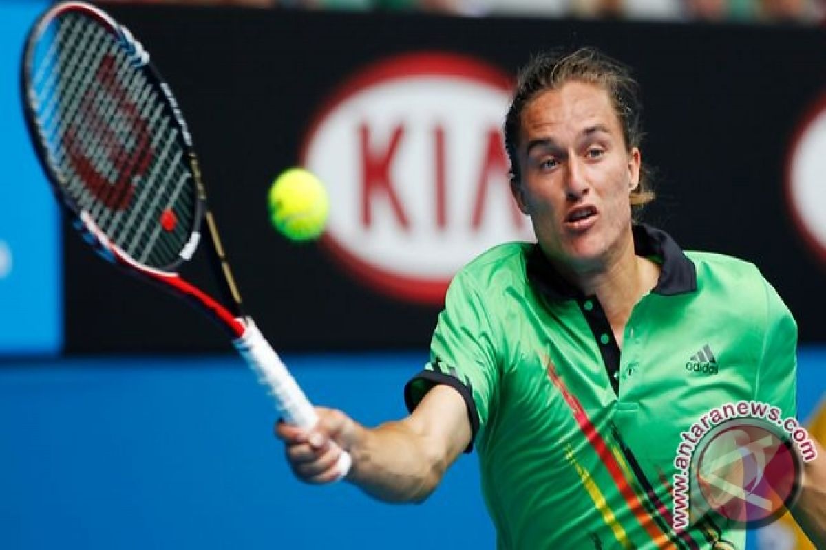 Petenis Ukraina Dolgopolov Menggantungkan Raketnya Untuk Mengangkat Senjata