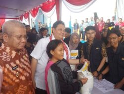 Menko Perekonomian mendistribusikan bantuan pangan berupa beras di Kalimantan Barat