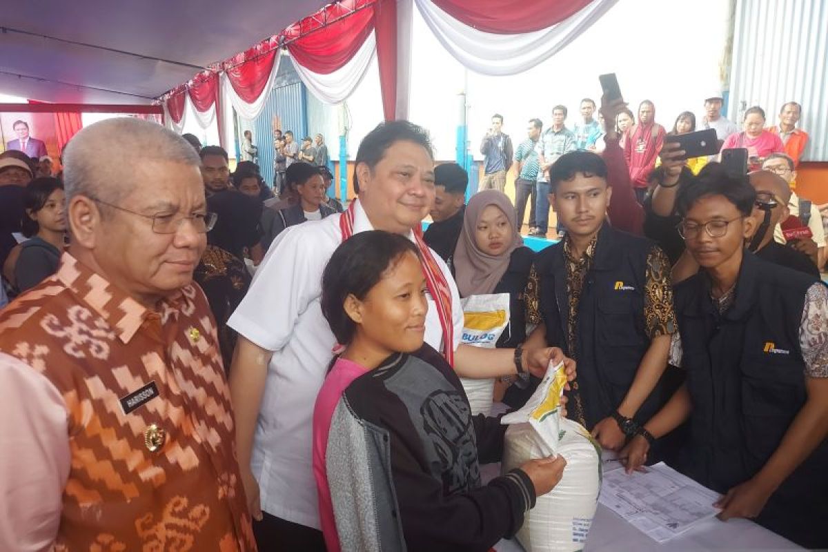 Menko Perekonomian mendistribusikan bantuan pangan berupa beras di Kalimantan Barat