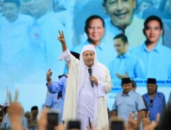 Prabowo dan Para Relawan Nderek Guru Bershalawat Bersama Habib Luthfi di Serang