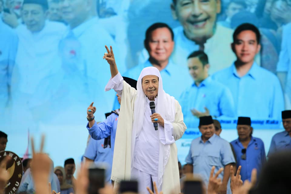 Prabowo dan Para Relawan Nderek Guru Bershalawat Bersama Habib Luthfi di Serang