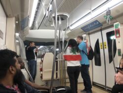 Pendukung timnas Lebanon ramai-ramai naiki kereta Metro menuju Stadion Lusail