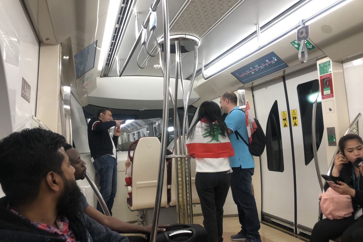 Pendukung timnas Lebanon ramai-ramai naiki kereta Metro menuju Stadion Lusail