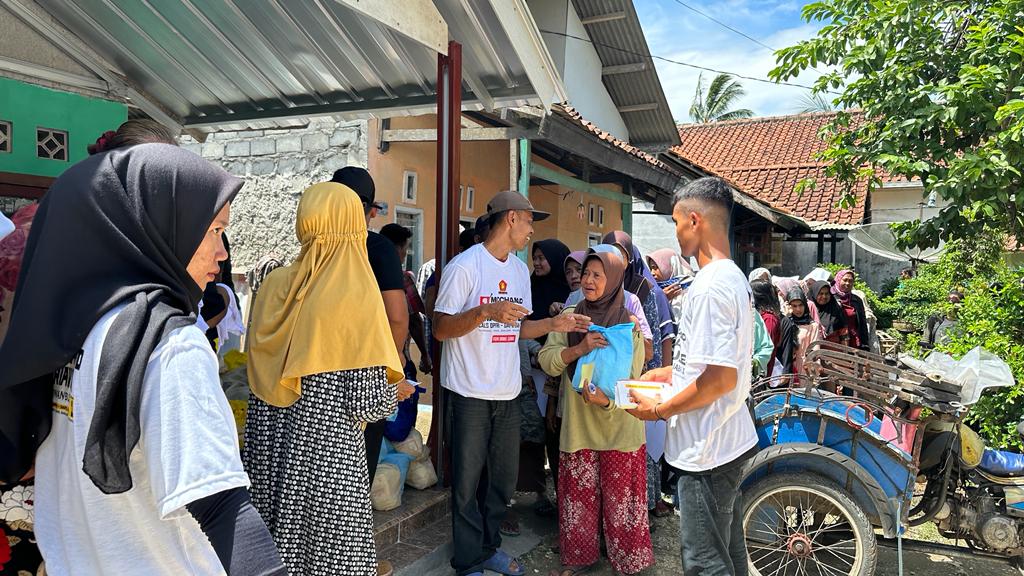 Haji Endang Incentivizes Iwan Bule and Prabowo’s Campaign in Pangandaran with Sembako Distribution