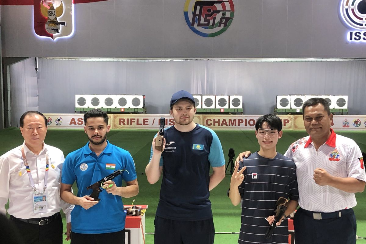 Atlet Kazakhstan meraih juara dalam Kejuaraan Senapan/Pistol Asia di Jakarta