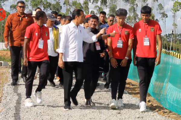 Presiden Jokowi Mengecek Pembangunan Training Center PSSI di IKN