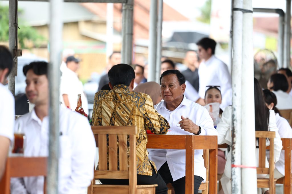 Jokowi dan Prabowo Mampir Makan Bakso, Doakan Usaha Kuliner Sholeh Sukses