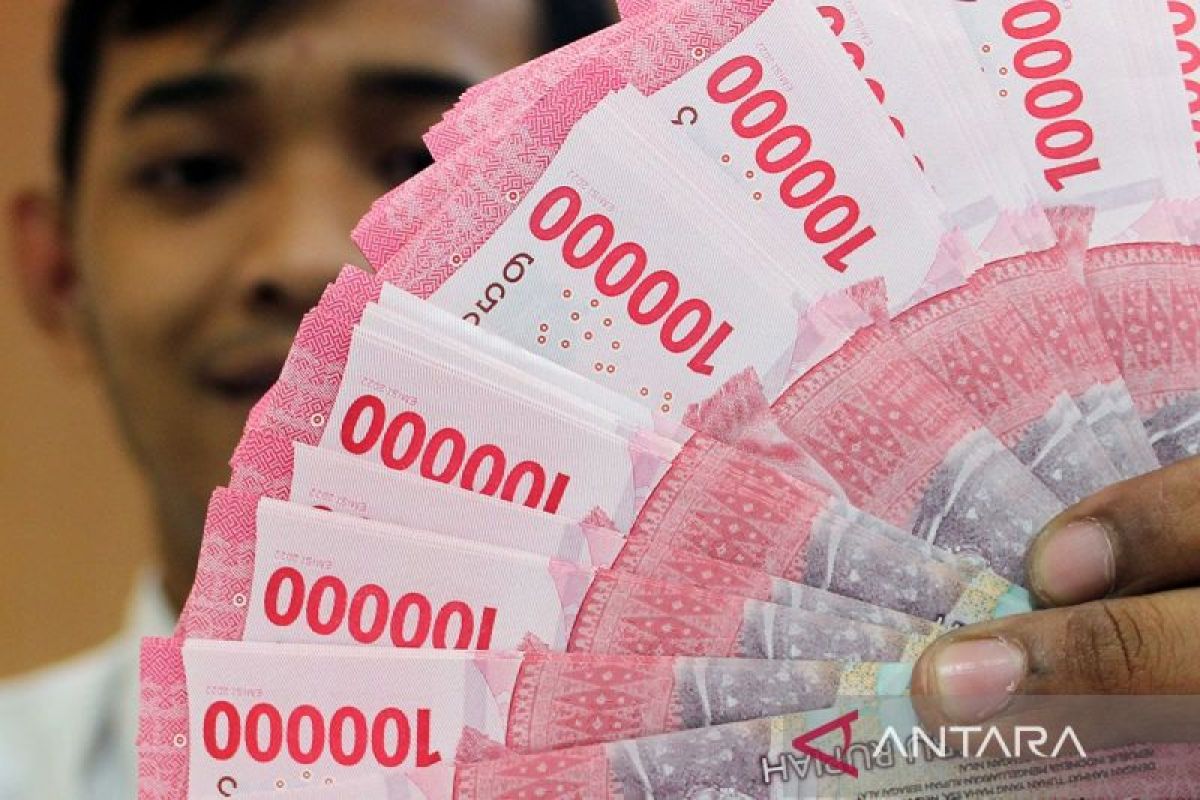 Pasar merespons inflasi RI 2023 yang rendah dengan penurunan nilai Rupiah