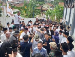 Ratusan Warga Sambut Kedatangan Iwan Bule Saat Pulang Kampung