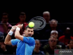 Djokovic mengalami cedera pergelangan tangan saat membantu Serbia ke perempat final