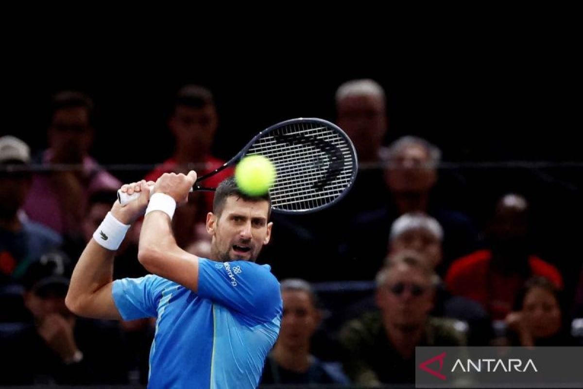 Djokovic mengalami cedera pergelangan tangan saat membantu Serbia ke perempat final