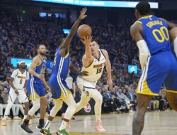 Jokic mencetak triple-double ketiga berturut-turut saat Nuggets mengalahkan Warriors