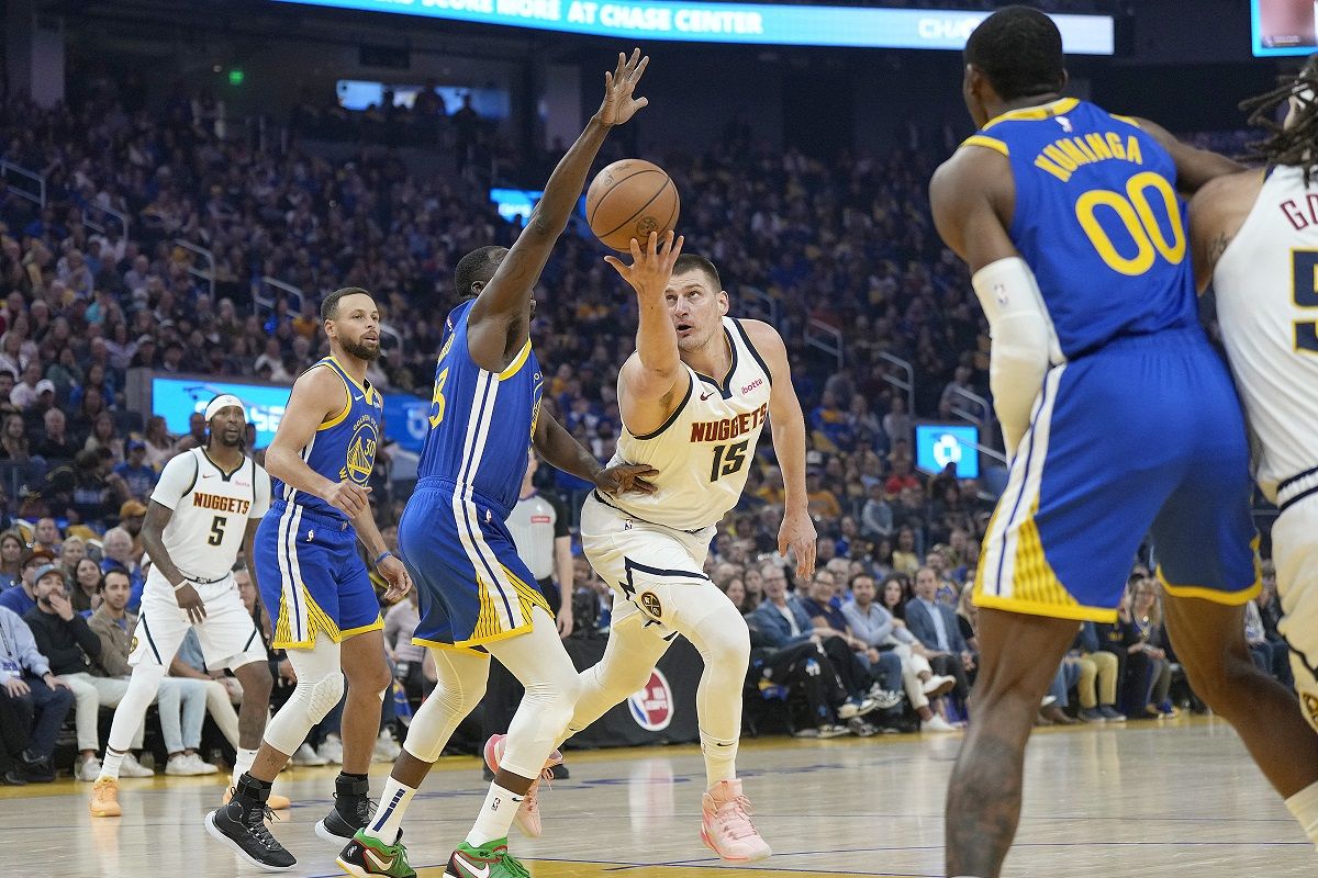 Jokic mencetak triple-double ketiga berturut-turut saat Nuggets mengalahkan Warriors