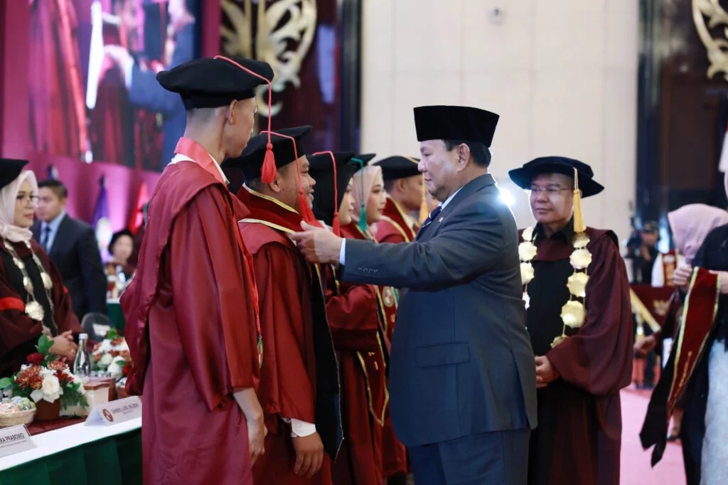 Pemimpin yang Cinta Rakyat, Pesan Prabowo Subianto kepada Anak Muda di Wisuda UKRI