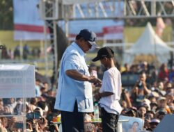 Anak Warga Beri Cemilan Kacang Oven kepada Prabowo saat Orasi di Medan