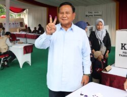 Prabowo Subianto Memilih di TPS 033 Bojong Koneng dan Memamerkan Pose Salam Dua Jari