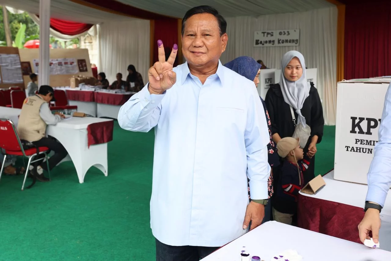 Prabowo Subianto Memilih di TPS 033 Bojong Koneng dan Memamerkan Pose Salam Dua Jari