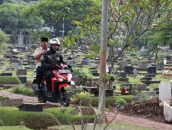 Prabowo Subianto Memakai Motor Untuk Ziarah ke Makam Sang Ayah Setelah Pemilu dan Dihadiri Oleh Ratusan Pendukung