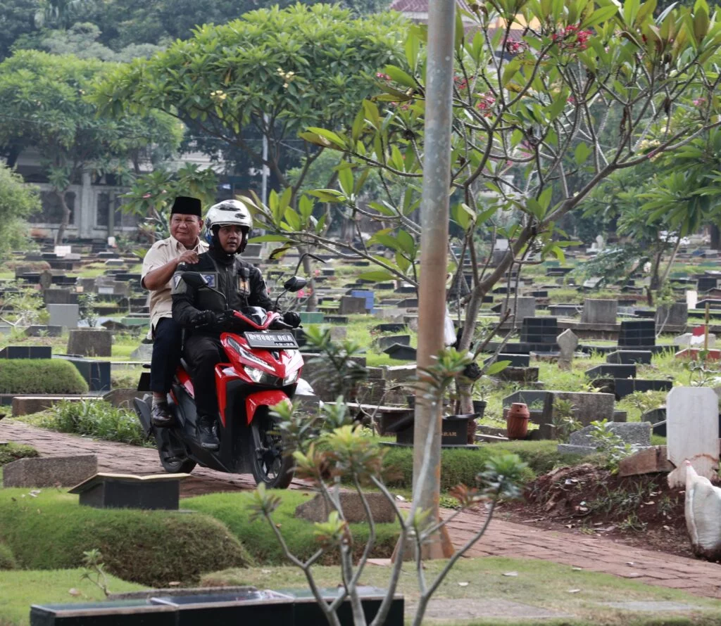 Prabowo Subianto Memakai Motor Untuk Ziarah ke Makam Sang Ayah Setelah Pemilu dan Dihadiri Oleh Ratusan Pendukung