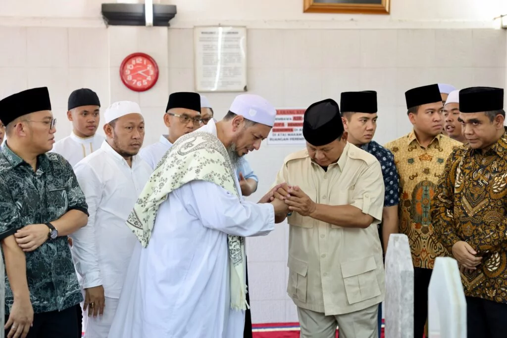 Prabowo Subianto Berziarah ke Habib Ali Kwitang dan Memohon Doa: Agar Pekerjaan Kita Lancar ke Depan