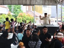 Prabowo Subianto Diterima dengan Hangat oleh Ratusan Warga Saat Ziarah ke Makam Habib Ali Kwitang