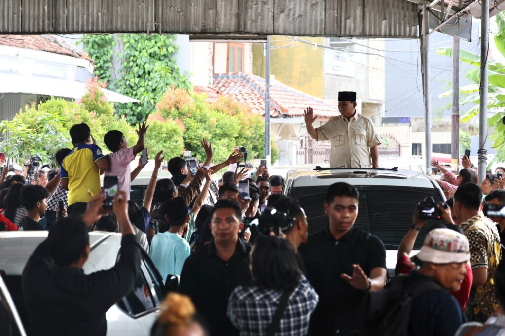 Prabowo Subianto Diterima dengan Hangat oleh Ratusan Warga Saat Ziarah ke Makam Habib Ali Kwitang