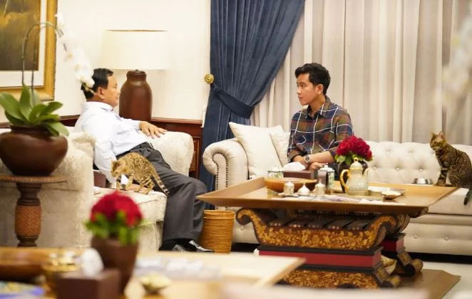 Diskusi Hangat Prabowo dan Gibran di Kertanegara Bersama Dua Kucing Imut