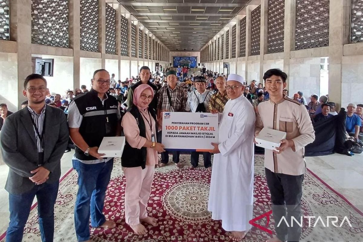 BRI Insurance Berbagi 1.000 Paket Takjil di Masjid Istiqlal