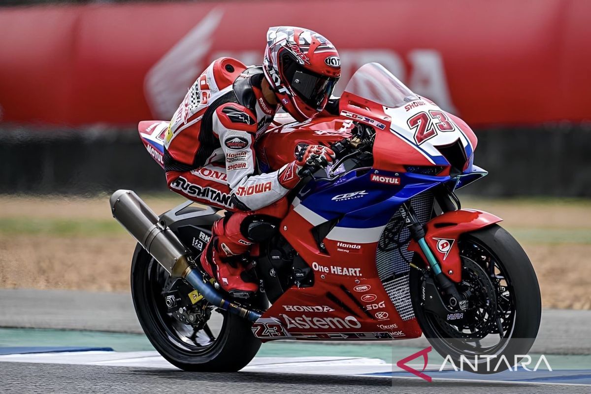 Andi Gilang menyanyikan Indonesia Raya di ARRC kelas ASB1000 Thailand