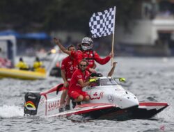 Pembalap tim Sharjah Rusty Wyatt meraih gelar juara F1H2O Danau Toba 2024