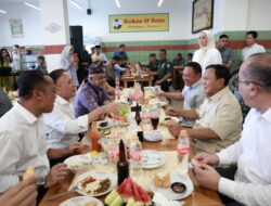 Prabowo Subianto Bersantap Bakso di Cimahi, Bernyanyi Bersama Warga yang Ramai Sorak