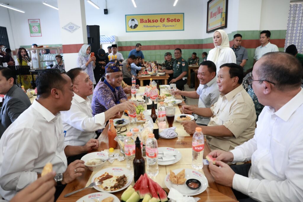 Prabowo Subianto Bersantap Bakso di Cimahi, Bernyanyi Bersama Warga yang Ramai Sorak