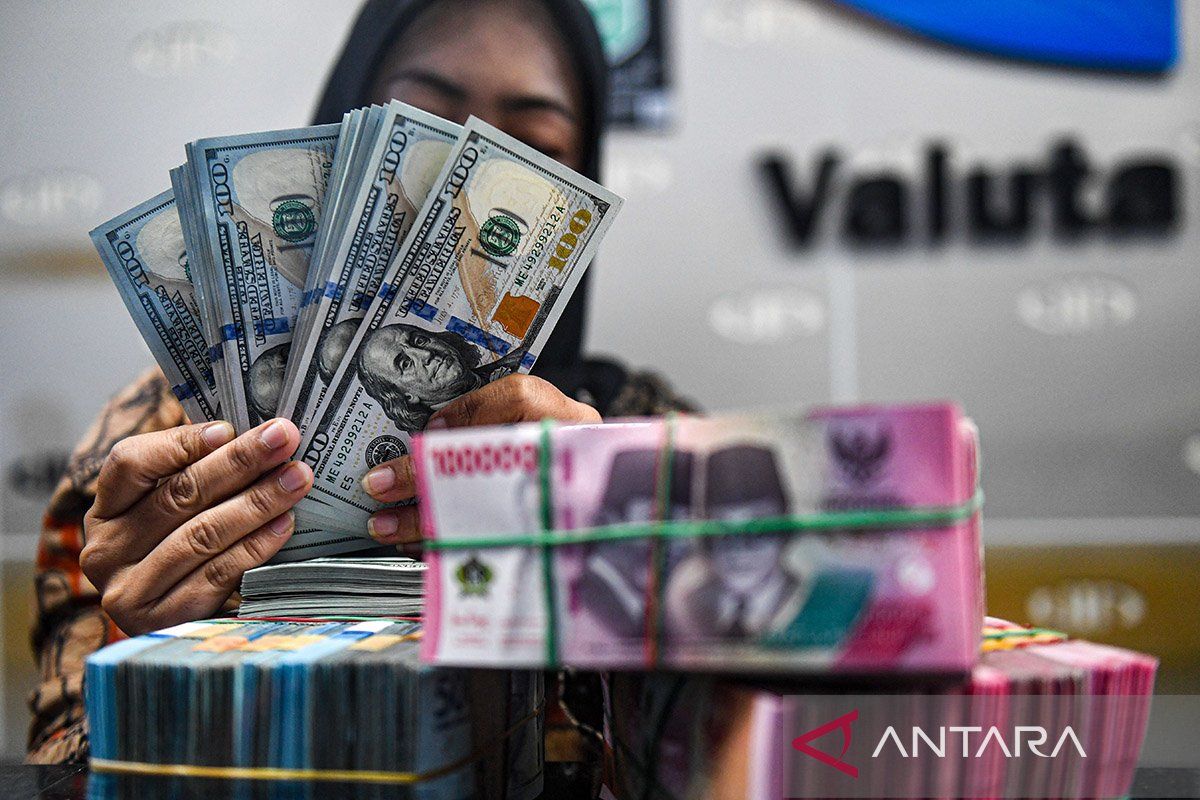 Tren penguatan dolar AS menekan nilai tukar rupiah