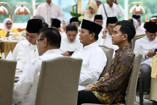 Prabowo Subianto Ikut Berbuka Puasa Bersama Gibran di Bukber Partai Golkar, Menegaskan Menghormati Proses Hukum dan Menanti Keputusan MK